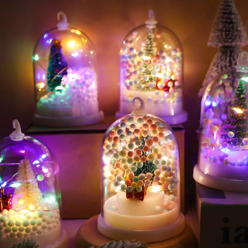 Sapin de Noël miniature dans un dôme en plastique avec lumières LED