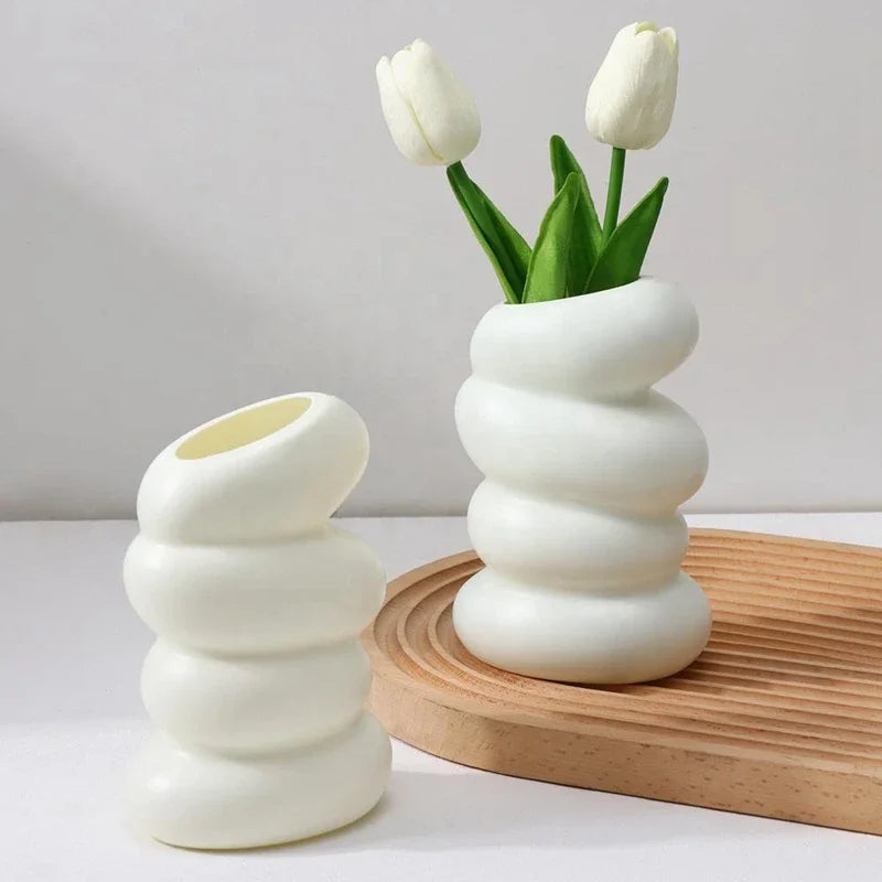 Vase en spirale en plastique blanc nordique