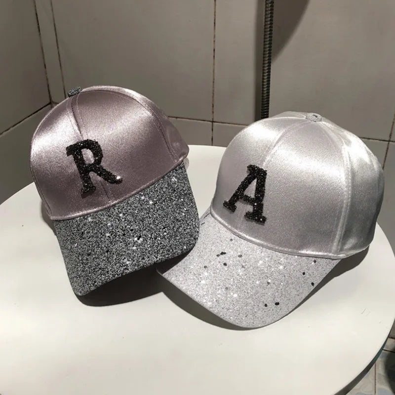 Casquette avec lettre R brillante pour femme