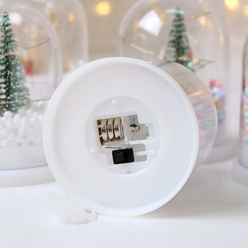 Sapin de Noël miniature dans un dôme en plastique avec lumières LED