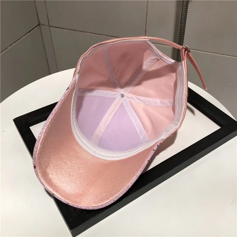 Casquette avec lettre R brillante pour femme