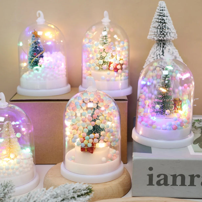 Sapin de Noël miniature dans un dôme en plastique avec lumières LED