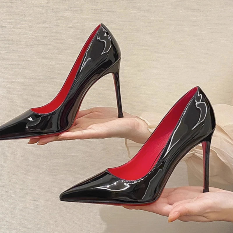 Escarpins à talons hauts noirs et rouges pour femmes