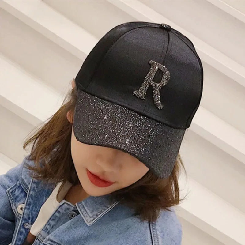 Casquette avec lettre R brillante pour femme