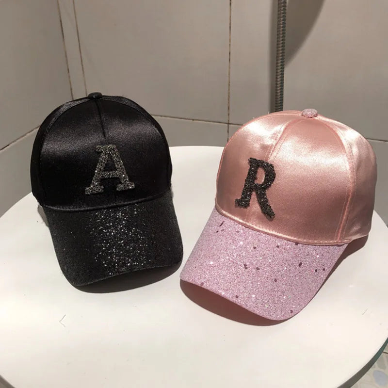 Casquette avec lettre R brillante pour femme