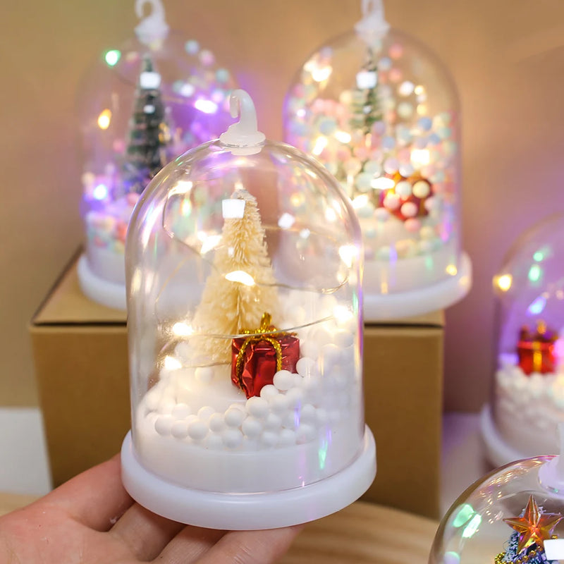 Sapin de Noël miniature dans un dôme en plastique avec lumières LED