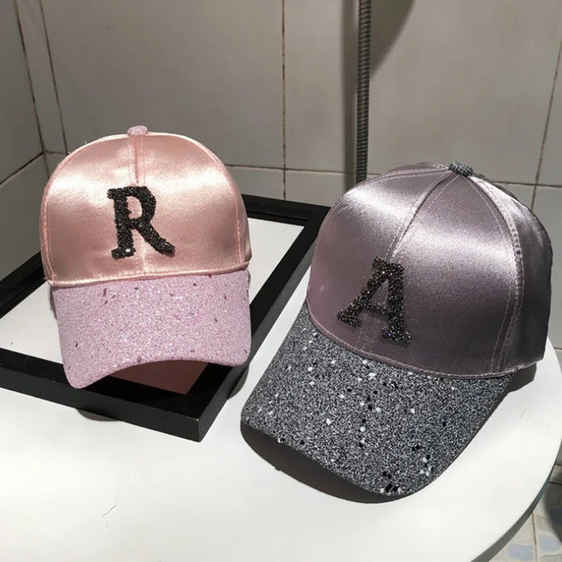 Casquette avec lettre R brillante pour femme