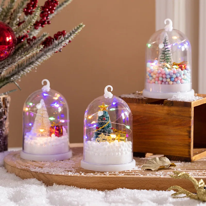 Sapin de Noël miniature dans un dôme en plastique avec lumières LED